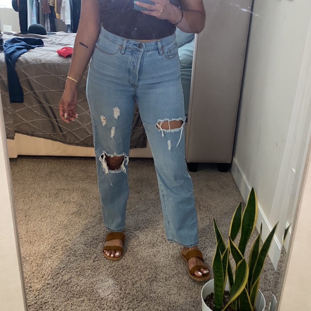 High waisted torn jeans 👖